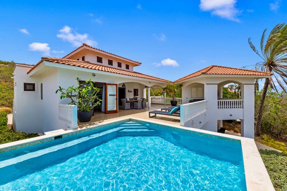 Foto van de villa met het zwembad en het terras