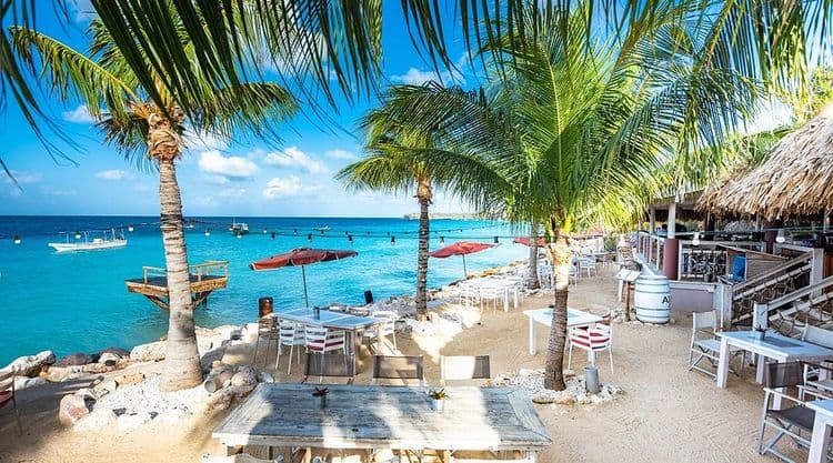 Foto van het strand en de beach lounge 'Karakter'
